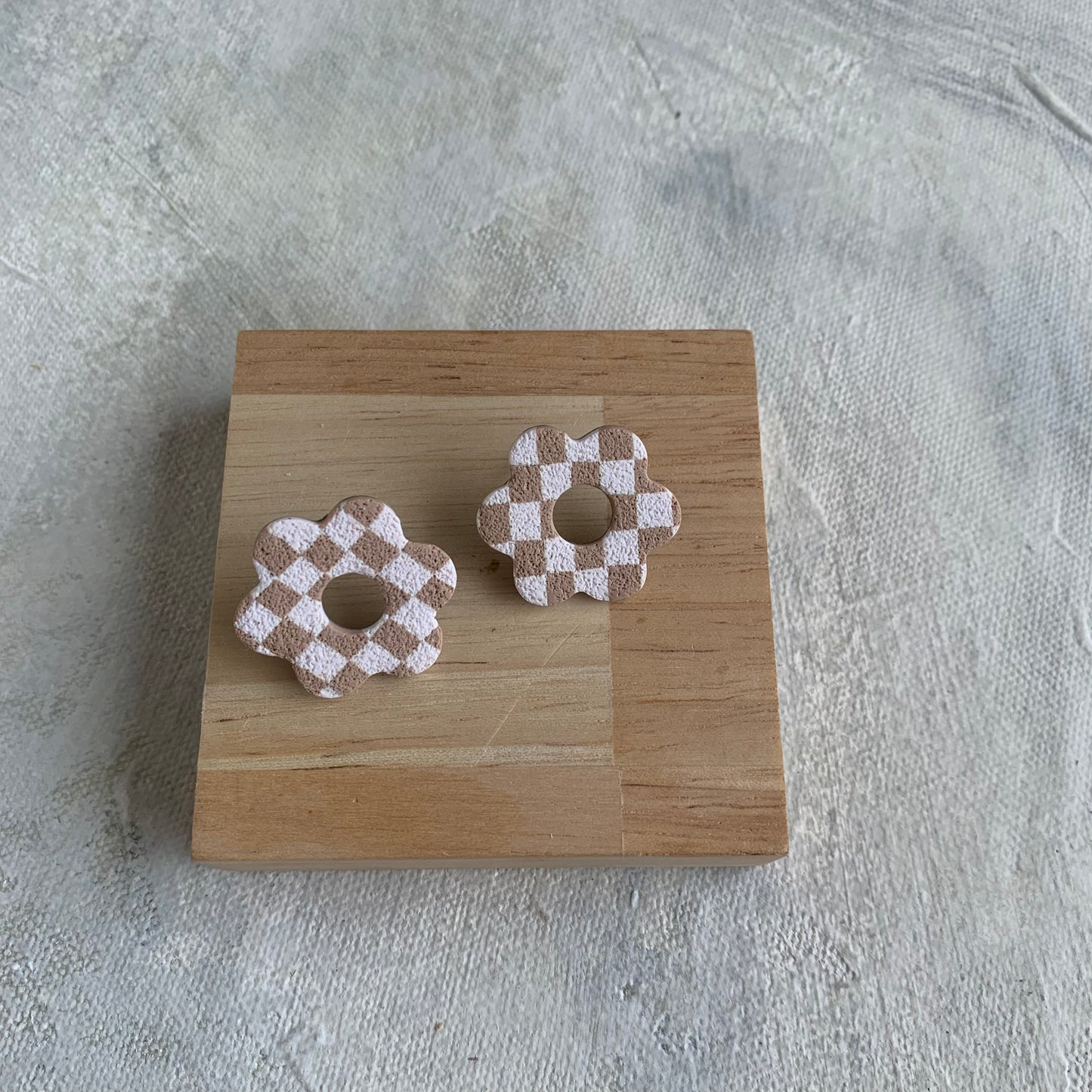 CHECKERED FLOWER STUDS